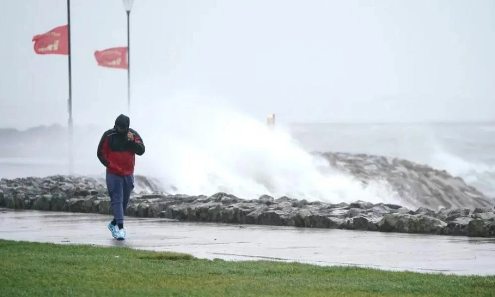Καταιγίδα Ίσα: Ανεμοι με ταχύτητα 144 χιλιομέτρων στη Σκωτία - Διακοπές ρεύματος και προβλήματα στις μετακινήσεις στη Βρετανία